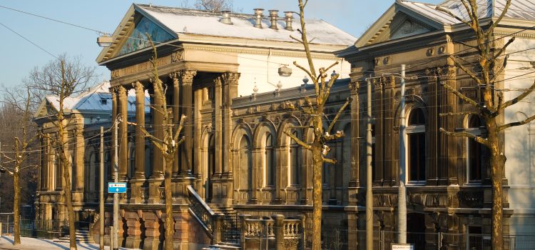 Het oudste aquarium ter wereld is terug: een kijkje in het vernieuwde ARTIS-Aquarium De monumentale gevel van het ARTIS-Aquarium in Amsterdam met klassieke zuilengang uit 1882