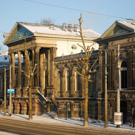 Het monumentale Aquariumgebouw van Artis in Amsterdam, een neoclassicistisch rijksmonument uit 1882 met een zuilenportiek, in winters ochtendlicht.