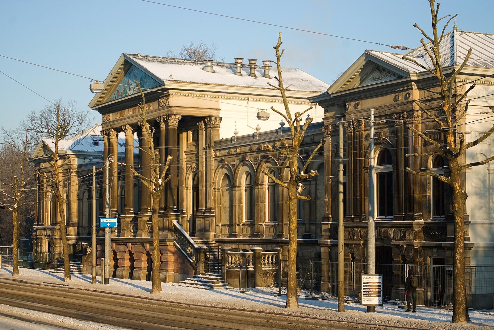 Het monumentale Aquariumgebouw van Artis in Amsterdam, een neoclassicistisch rijksmonument uit 1882 met een zuilenportiek, in winters ochtendlicht.