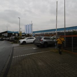 De grote hal van Zoo Zajac in Duisburg met het spandoek 'das groesste Zoofachgeschaeft der Welt', intussen afgebroken