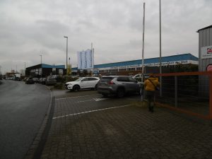 De grote hal van Zoo Zajac in Duisburg met het spandoek 'das groesste Zoofachgeschaeft der Welt', intussen afgebroken