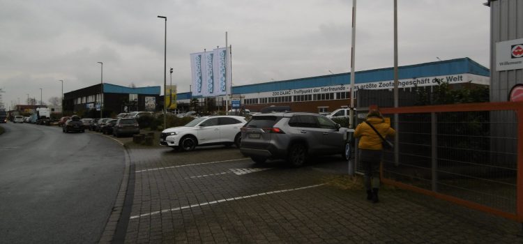 De grote hal van Zoo Zajac in Duisburg met het spandoek 'das groesste Zoofachgeschaeft der Welt', intussen afgebroken