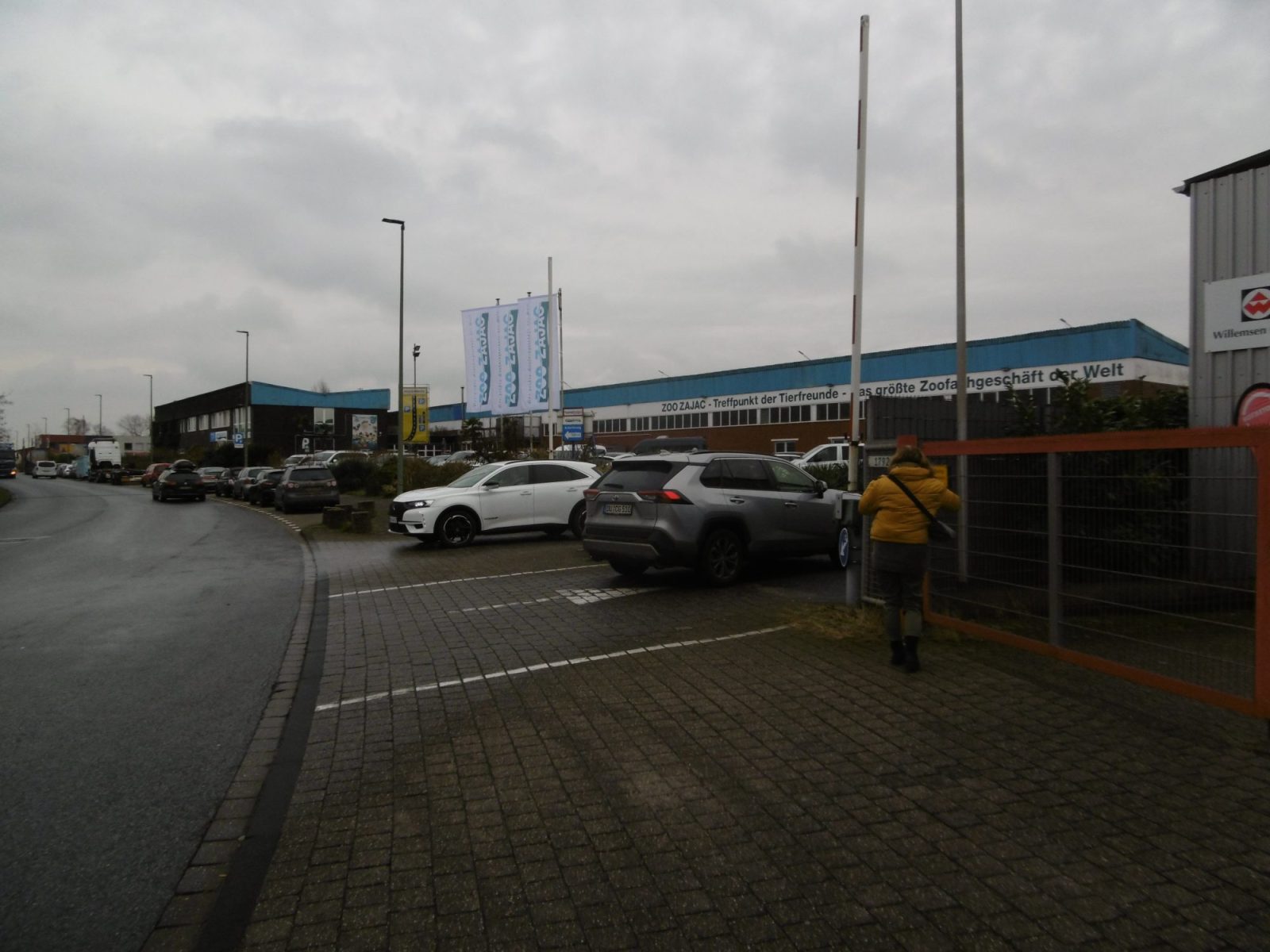 De grote hal van Zoo Zajac in Duisburg met het spandoek 'das groesste Zoofachgeschaeft der Welt', intussen afgebroken