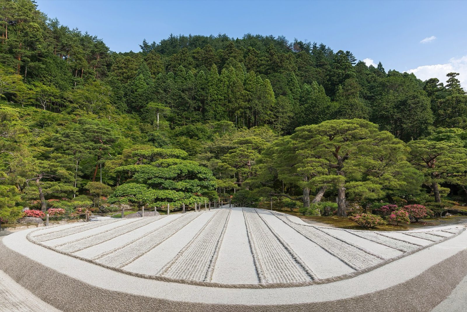 Aangeharkt zandpatroon (ginshadan) bij de Zilveren Tempel Ginkaku-ji in Kyoto: golven zonder één druppel water