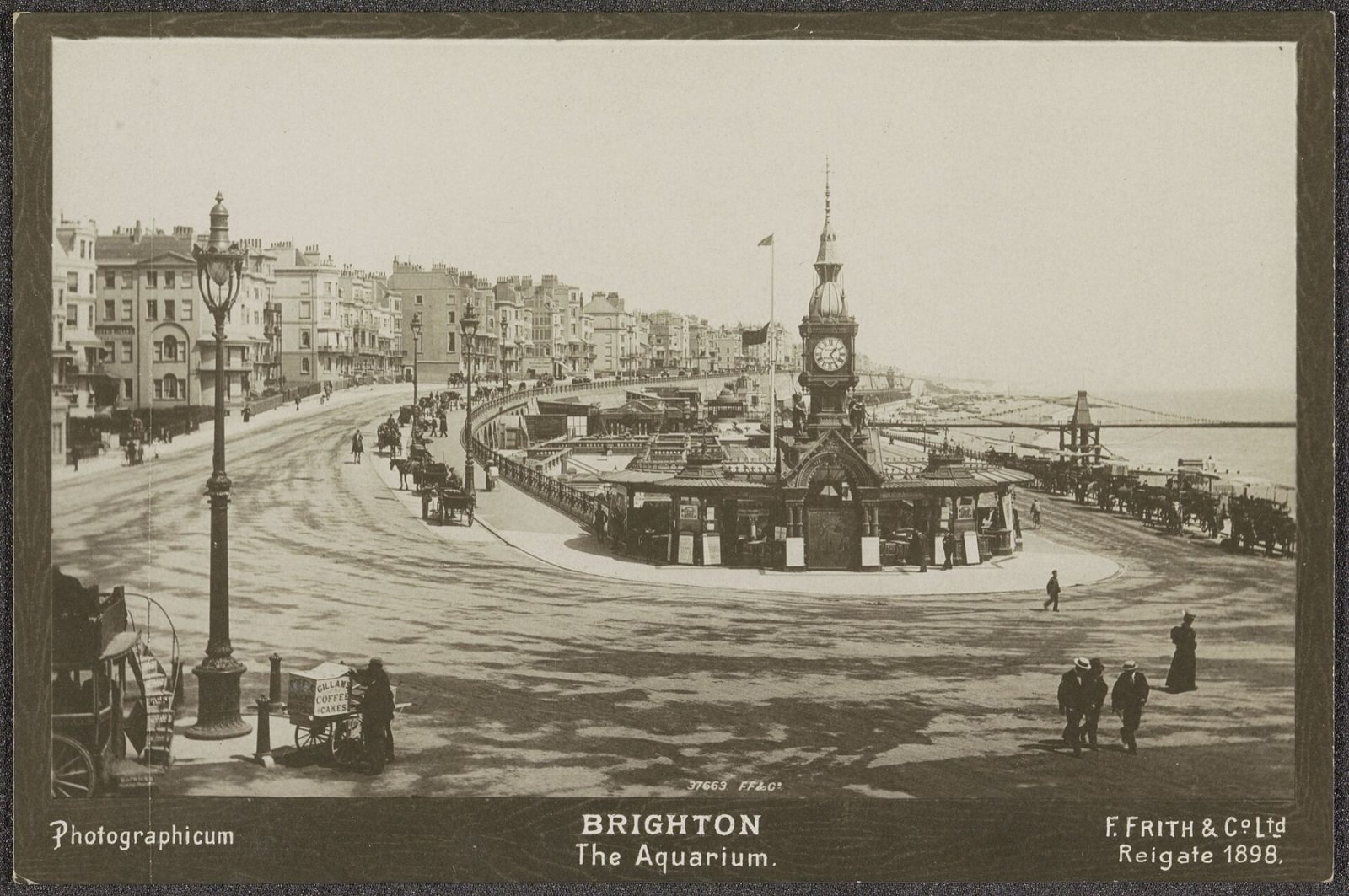 De ingang van het beroemde aquarium van Brighton, gefotografeerd in 1898: de Victoriaanse rage kreeg monumentale vormen
