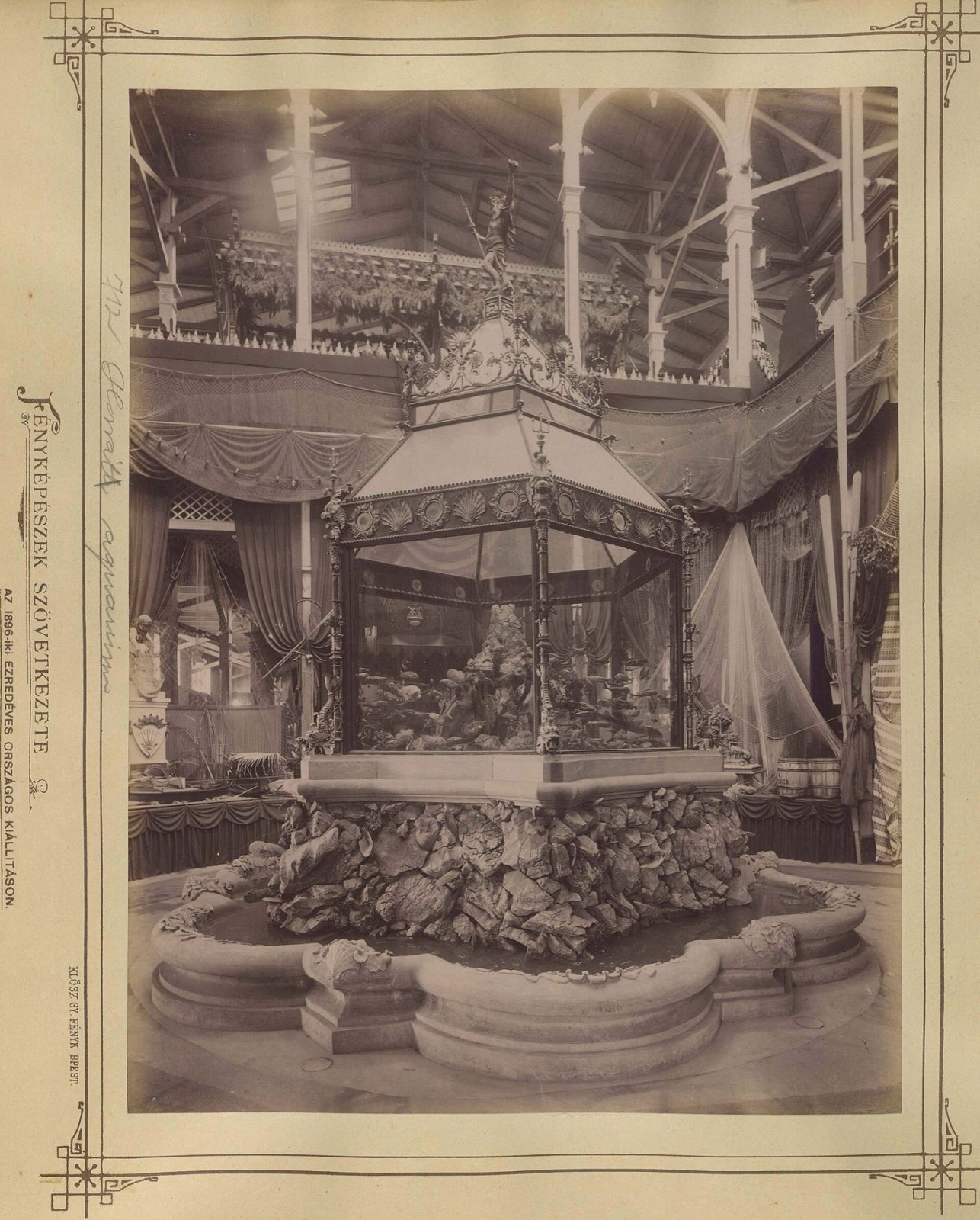 Rijk versierd salonaquarium op de Millenniumtentoonstelling in Boedapest (1896): een pronkstuk voor de salon, nog geen gecomponeerd landschap