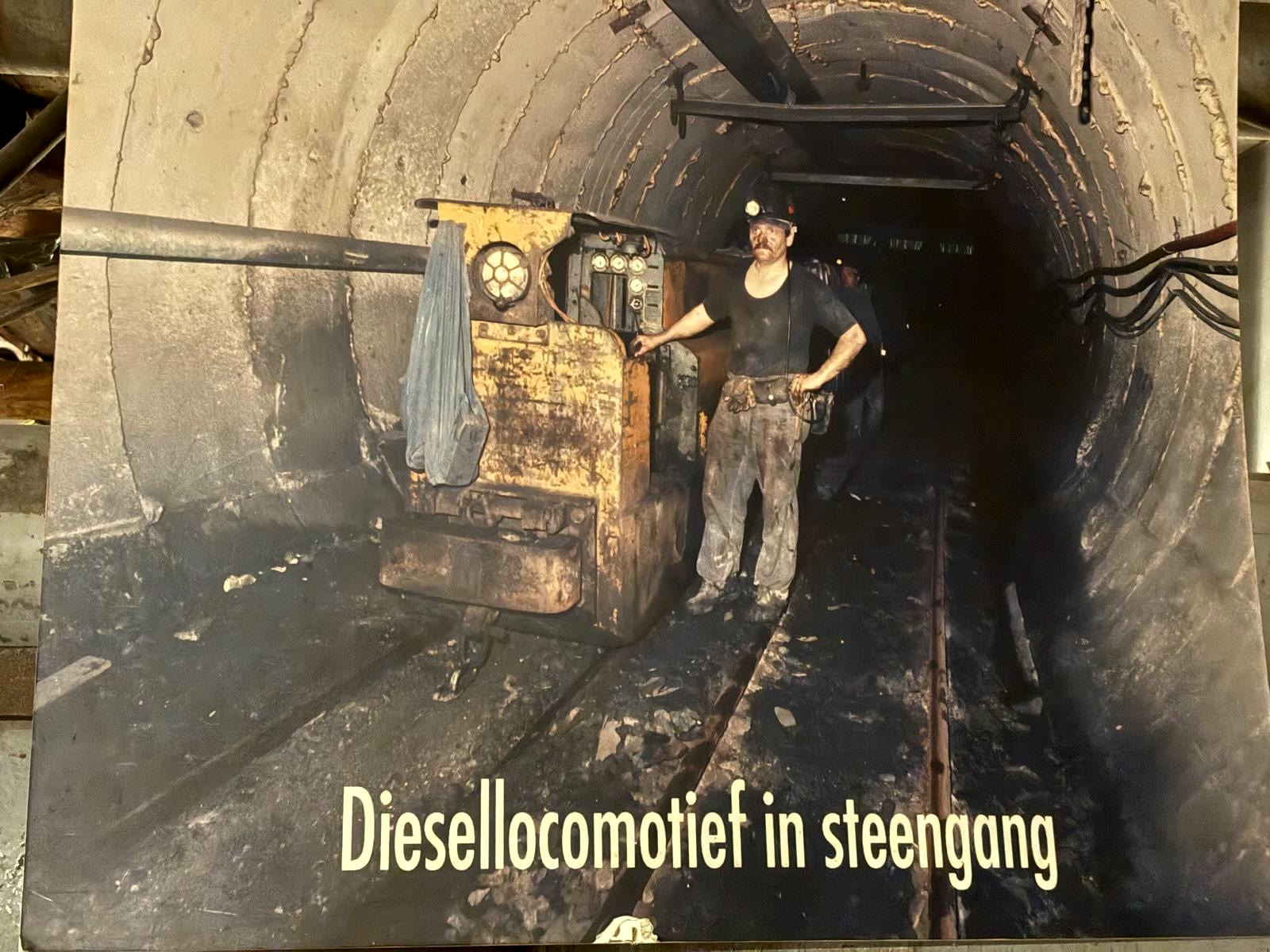 Een diesellocomotief in de steengang