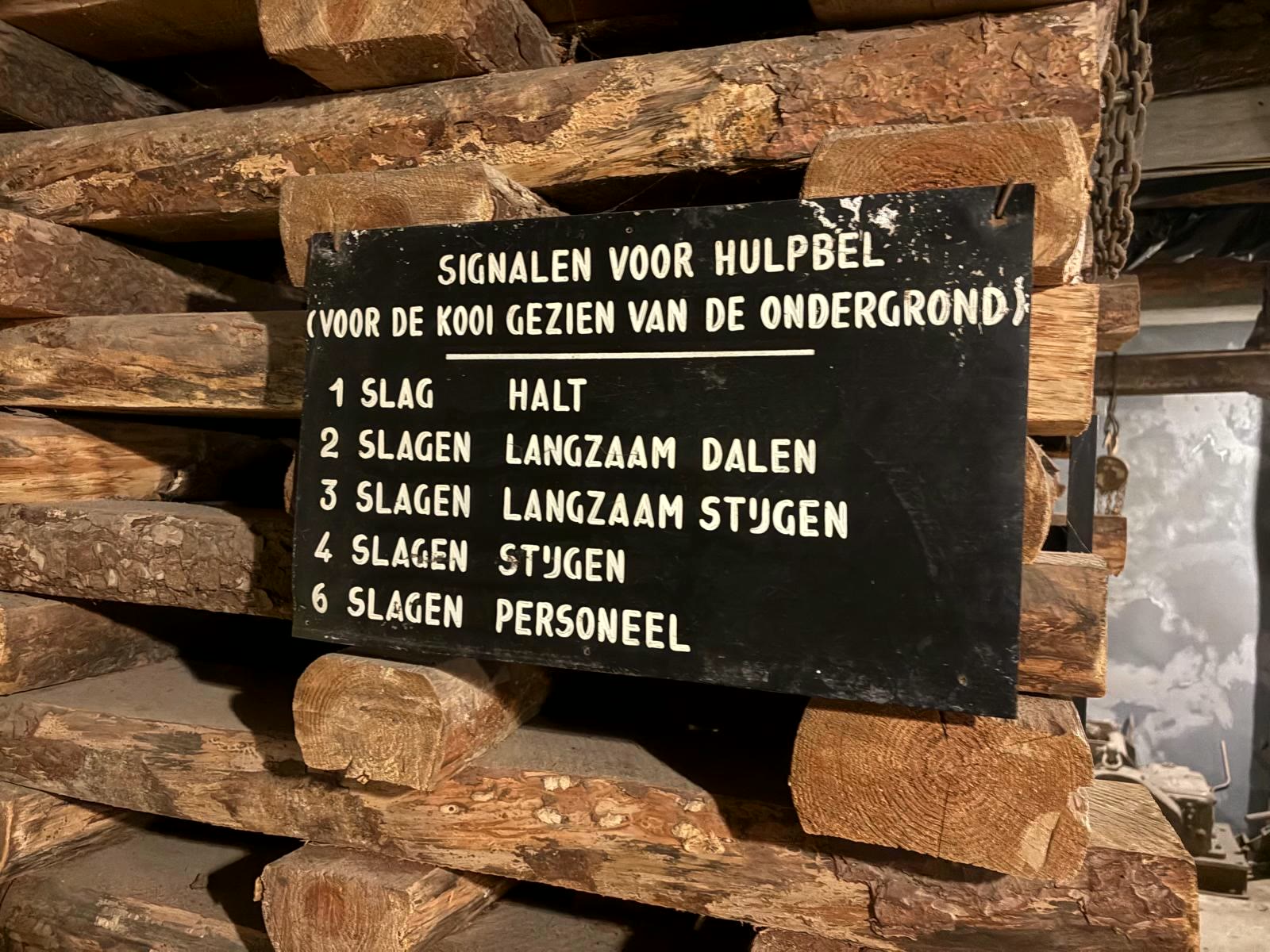 De signalen voor de hulpbel bij de kooi