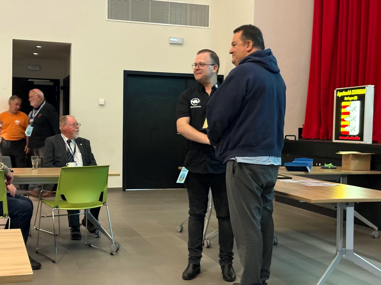 Rosaceus neemt de oorkonde in ontvangst