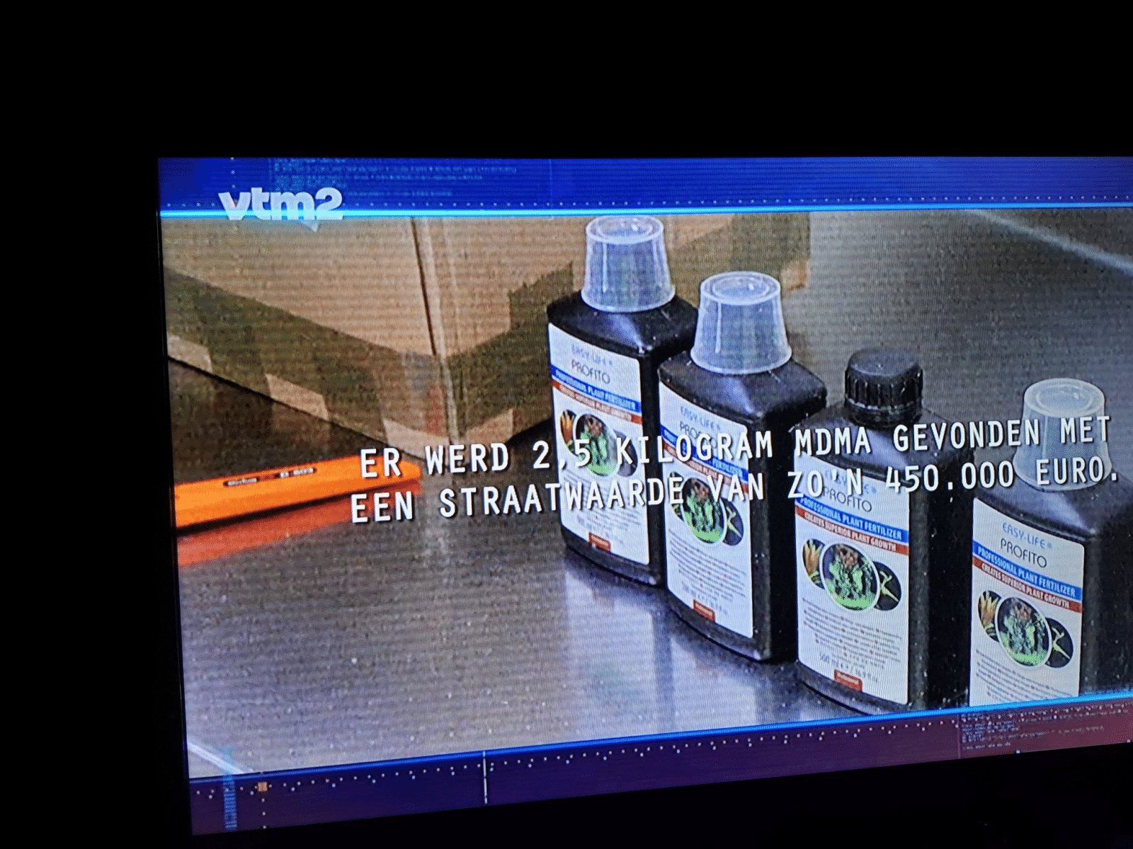Herkenbare Easy-Life ProFito-flessen bij de Australische grenscontrole, met de ondertiteling over de MDMA-vondst